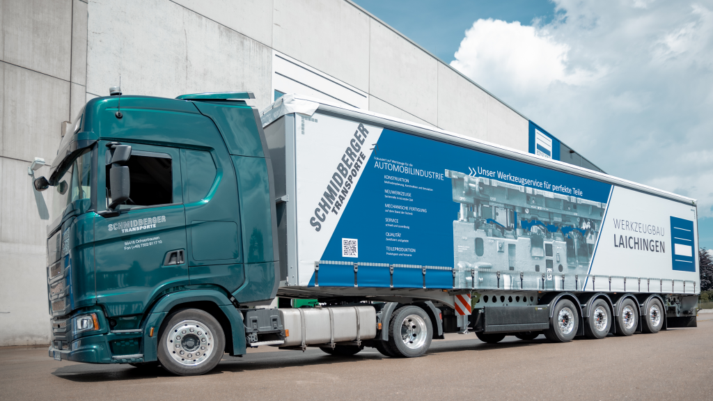 Gemeinsam mit unserer Partnerspedition Schmidberger haben wir einen LKW-Auflieger mit einer für unsere größten Werkezuge entsprechenden Ladekapazität von 40t auf die Straße gebracht,
um hier schneller und nachhaltiger unsere Produkte zum Kunden zu bringen.